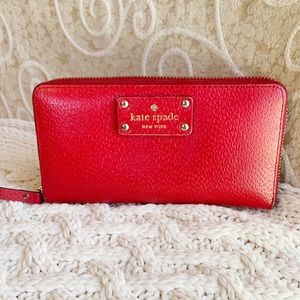 Kate Spade Neda red pebbled leather zip wallet 🌟